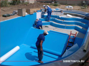 Завершающий этап строительства бассейна из бетона, обтягивание пленкой