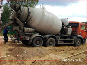 КАМАЗ привез бетон загород на стройплощадку