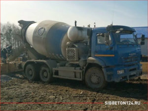 Бетономиксер на базе КАМАЗ доставляет бетон за город