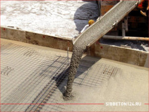 Бетоносмеситель загружает бетоном фундамент дома